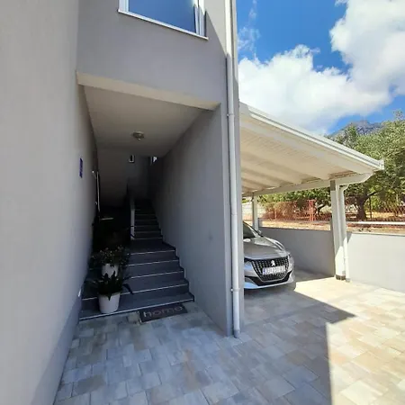 Appartement Harfa 1 *
